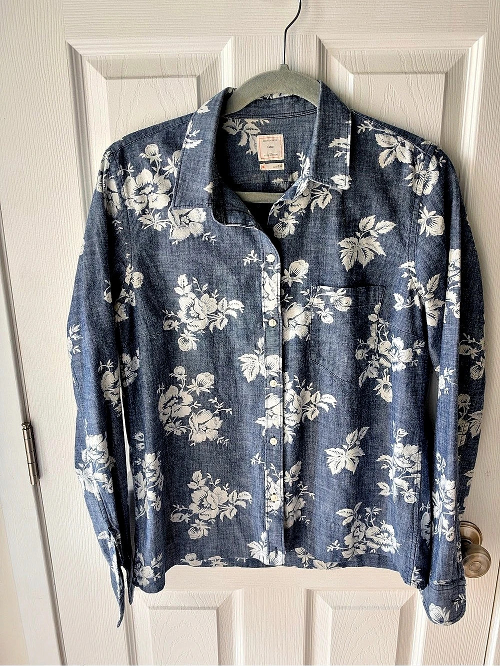 Gap The Easy Boyfriend Floral Feminine Western Button Down in Blue & White